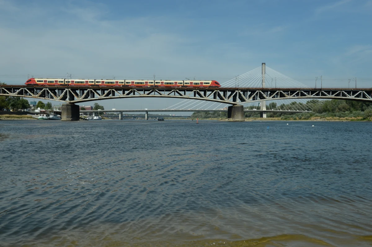 Stołeczni strażacy - z pomocą policji rzecznej - wyłowili z Wisły w pobliżu Mostu Świętokrzyskiego ciało mężczyzny. Funkcjonariusze ustalają okoliczności zdarzenia.
