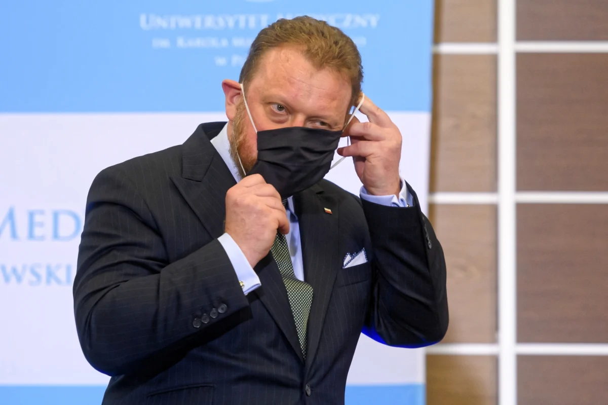 "Trzeba mieć pełną pokorę i przygotowywać się na najgorsze, licząc na najlepsze; pierwsza fala pandemii jest już za nami, ale wirus nie znika" - powiedział w rozmowie z Onetem minister zdrowia Łukasz Szumowski. "Boimy się na jesieni jednej rzeczy: koincydencji grypy, paragryp i COVID-19" - dodał.