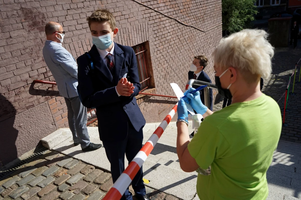 Nie będzie masowego mierzenia temperatury przed wejściem. Nie będzie maseczek i rękawiczek dla wszystkich uczniów w czasie lekcji. Nie będzie też pojedynczych ławek. Takie są wstępne założenia przygotowane przez GIS, jeżeli chodzi o wrześniowy powrót uczniów do szkół. 