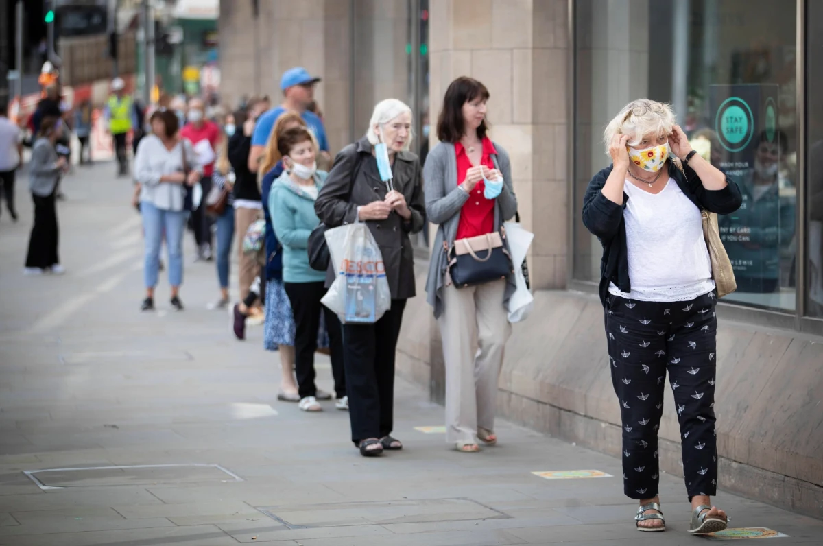 Warto stosować maseczki w pomieszczeniach, bo zmniejszają emisję koronawirusa - mówi dr Paweł Grzesiowski. Jednak jak podkreśla, z powodu niejednolitej komunikacji ludzie zaczęli powątpiewać, czy to ma sens. Jego zdaniem, potrzebna jest więc skuteczna strategia informacyjna promująca profilaktykę. 
