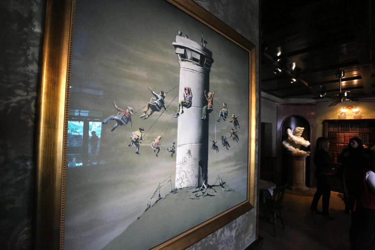 Wartość obrazów szacowana jest nawet na ponad milion funtów. W domu aukcyjnym Sotheby's w Londynie pod młotek pójdzie słynny tryptyk Banksy'ego - ikony street artu. 