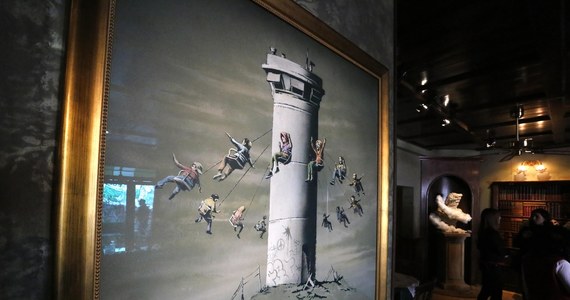 Wartość obrazów szacowana jest nawet na ponad milion funtów. W domu aukcyjnym Sotheby's w Londynie pod młotek pójdzie słynny tryptyk Banksy'ego - ikony street artu. 