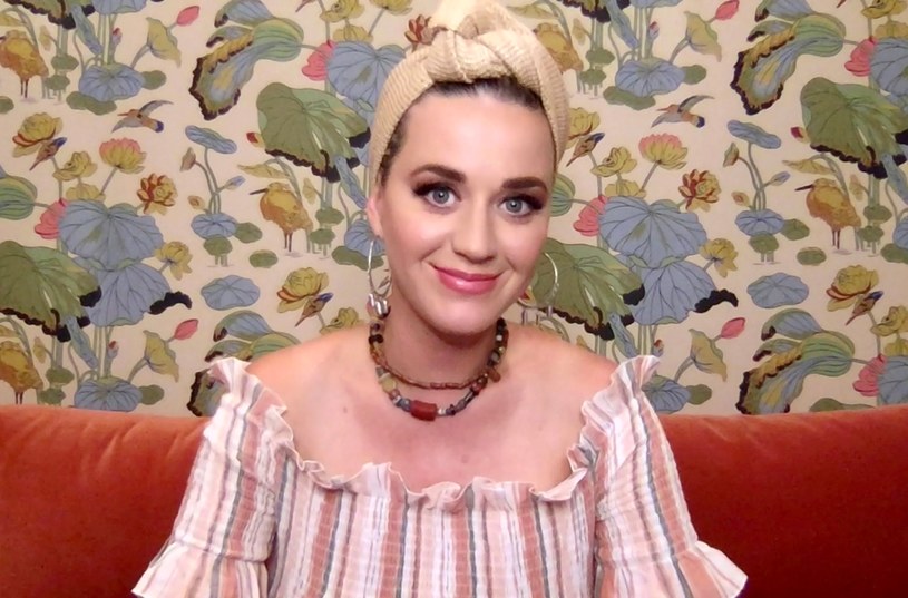 Ponad milion polubień zebrało jedno z najnowszych zdjęć Katy Perry. Szykująca się do porodu i premiery nowej płyty "Smile" wokalistka zaprezentowała obłędnie pomarańczowy kolor włosów.