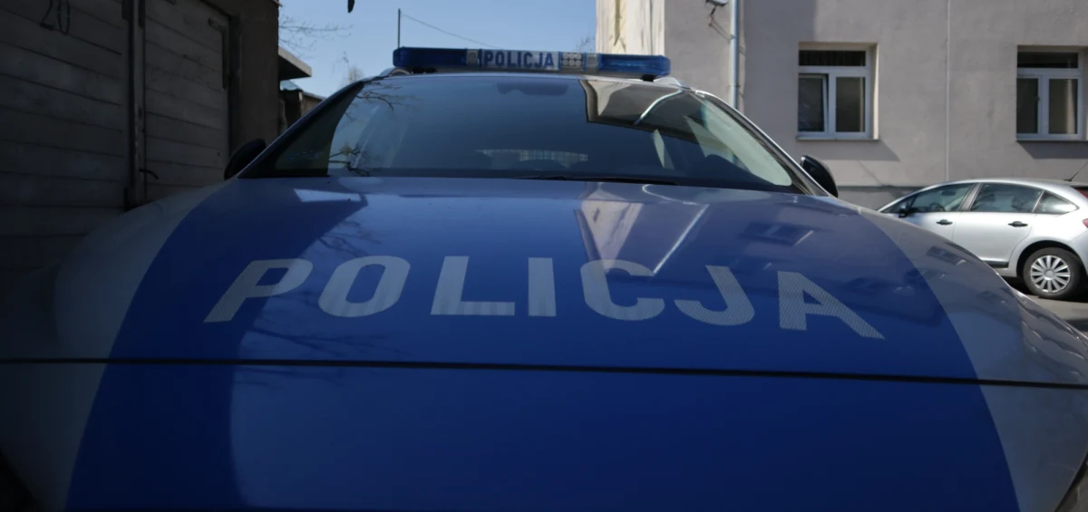 Ostra niewydolność oddechowa była przyczyną śmierci 34-latka z Siedlec (Mazowieckie), który zmarł w trakcie policyjnej interwencji. Mężczyzna był agresywny, policjanci użyli wobec niego gazu i skuli go kajdankami.