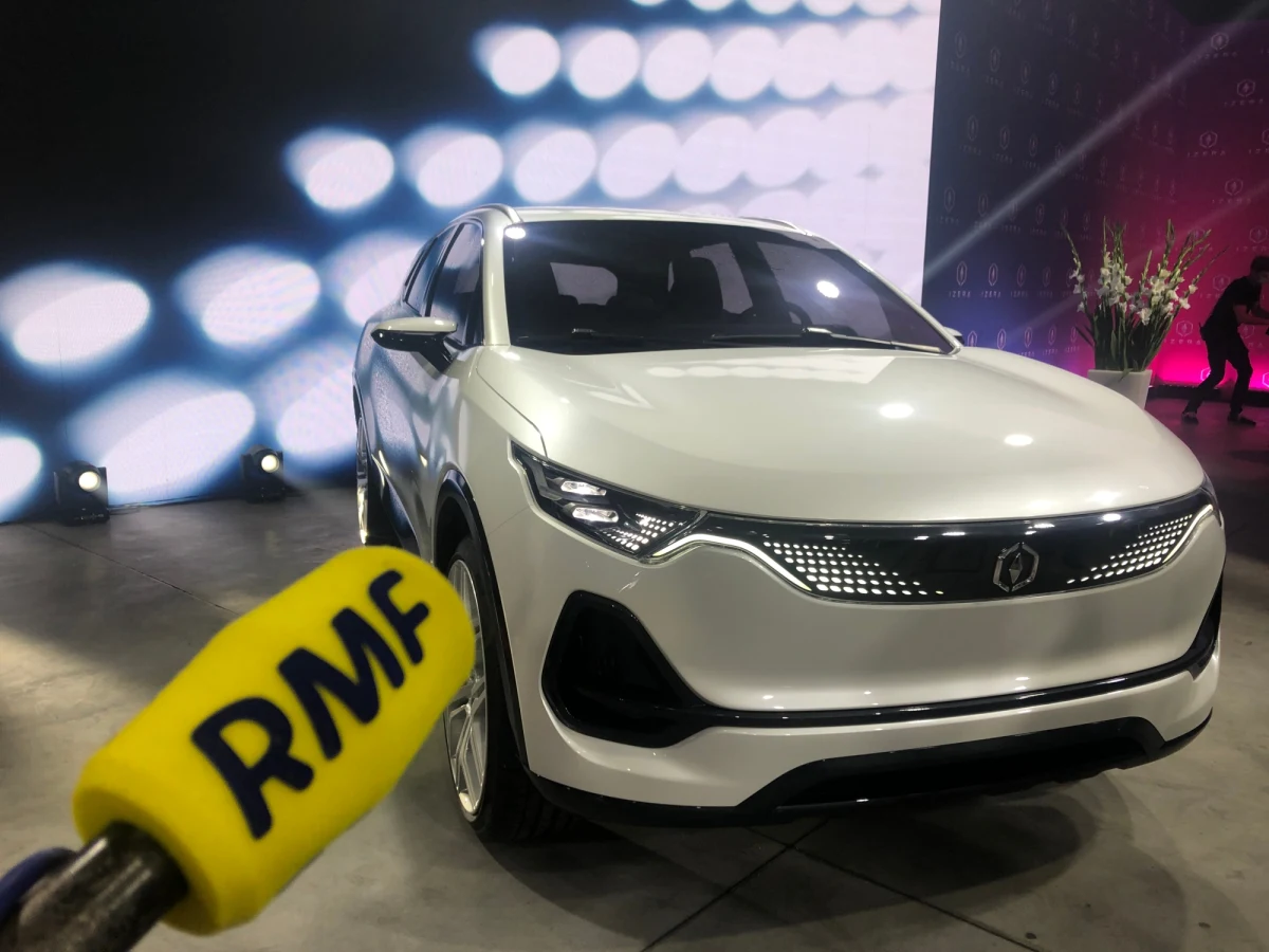 Za trzy lata - w połowie 2023 roku - na ulice ma wyjechać pierwszy produkowany seryjnie w Polsce samochód na prąd. Taka zapowiedź padła w czasie oficjalnej premiery prototypu polskiego auta elektrycznego. Nazwa samochodu to Izera i pochodzi od Gór Izerskich w Sudetach Zachodnich.