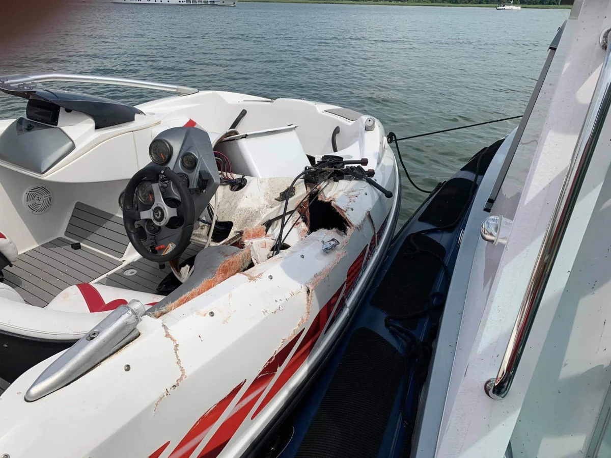 Trzy osoby zostały ranne, w tym jedna ciężko, w zderzeniu motorówki ze skuterem wodnym. Do wypadku doszło na przesmyku Przeczka między jeziorami Śniardwy i Mikołajskim.