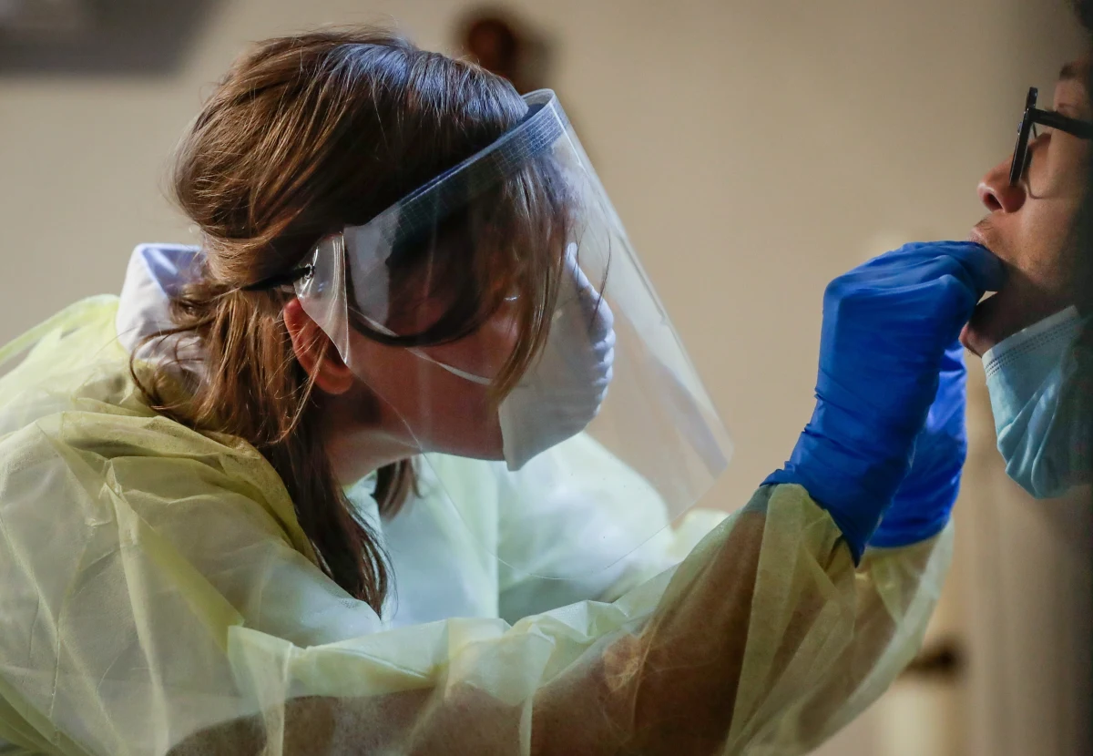 W Antwerpii wprowadzono godzinę policyjną w związku z koronawirusem. W Belgii nastąpił gwałtowny wzrost liczby zachorowań, połowę dziennych zakażeń odnotowano w prowincji Antwerpii. To średnio 311 nowych przypadków.