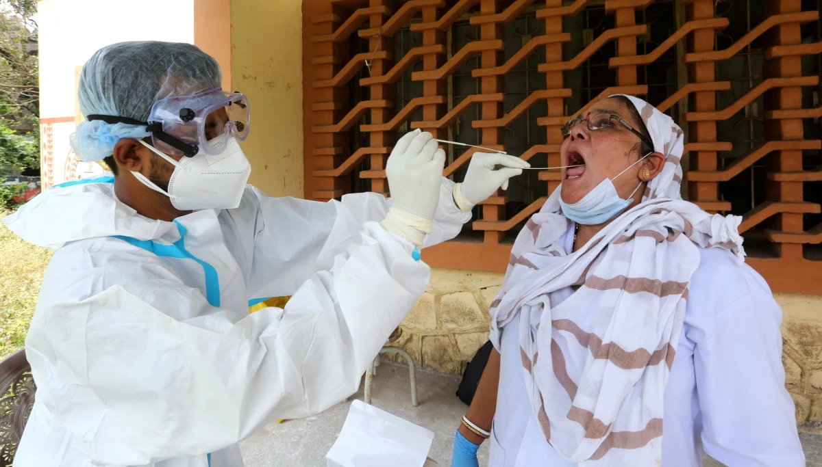 Covid-19 nie jest chorobą sezonową i nie można porównywać jej do grypy - przestrzegła rzeczniczka prasowa Światowej Organizacji Zdrowia (WHO) Margaret Harris. Podkreśliła, że pandemia ma charakter "jednej dużej fali". 