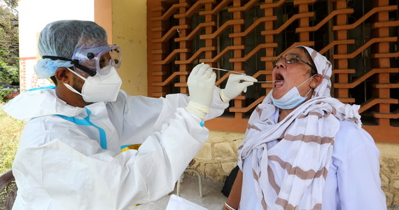 Covid-19 nie jest chorobą sezonową i nie można porównywać jej do grypy - przestrzegła rzeczniczka prasowa Światowej Organizacji Zdrowia (WHO) Margaret Harris. Podkreśliła, że pandemia ma charakter "jednej dużej fali". 