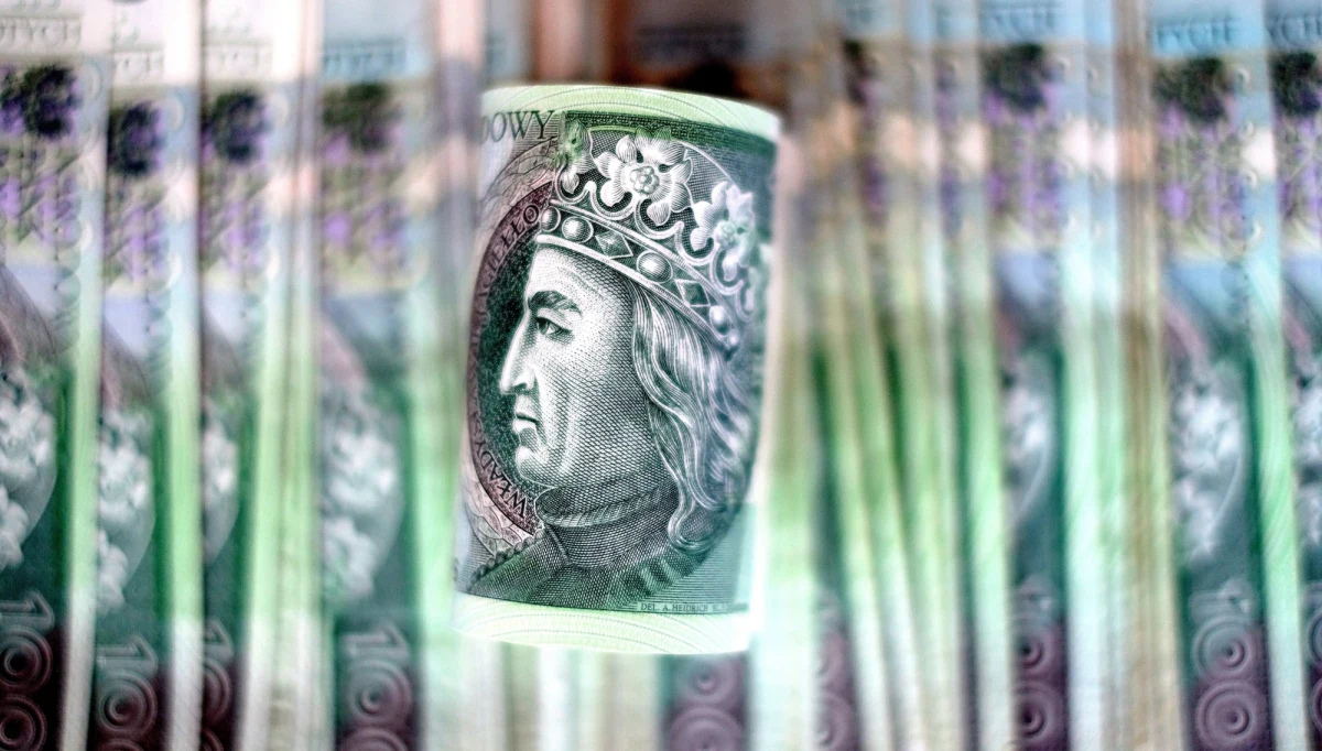 ​Rząd przyjął założenia do projektu przyszłorocznego budżetu. Według planów, wzrost PKB w 2021 roku ma wynieść 4 proc., a inflacja - 1,8 proc. Płaca minimalna ma wzrosnąć do 2800 zł brutto. To mniejsza kwota, niż obiecywano przed wyborami parlamentarnymi w 2019 roku, jednak zmiany są związane z kryzysem wywołanym pandemią koronawirusa.