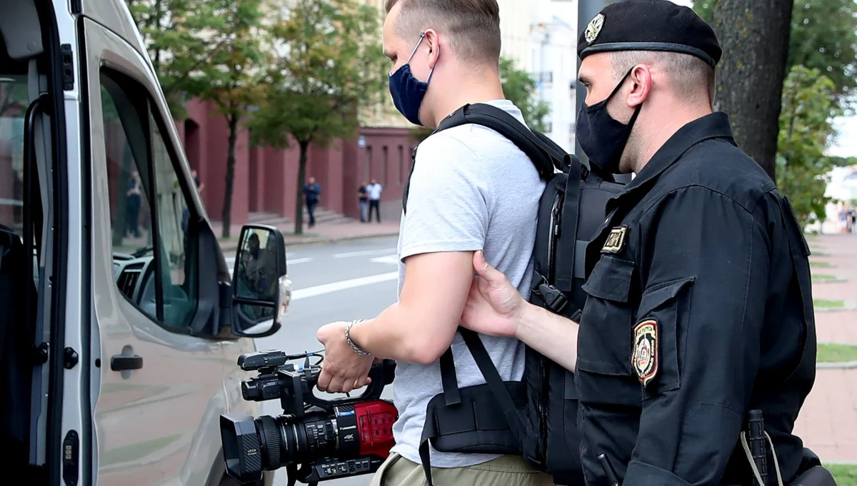 Milicja w Mińsku zatrzymała współpracowników telewizji Biełsat oraz reporterów portalu TUT.by i rosyjskiej agencji TASS - poinformowało Radio Swaboda. Do zatrzymań doszło przed budynkiem Komitetu Bezpieczeństwa Państwowego. 