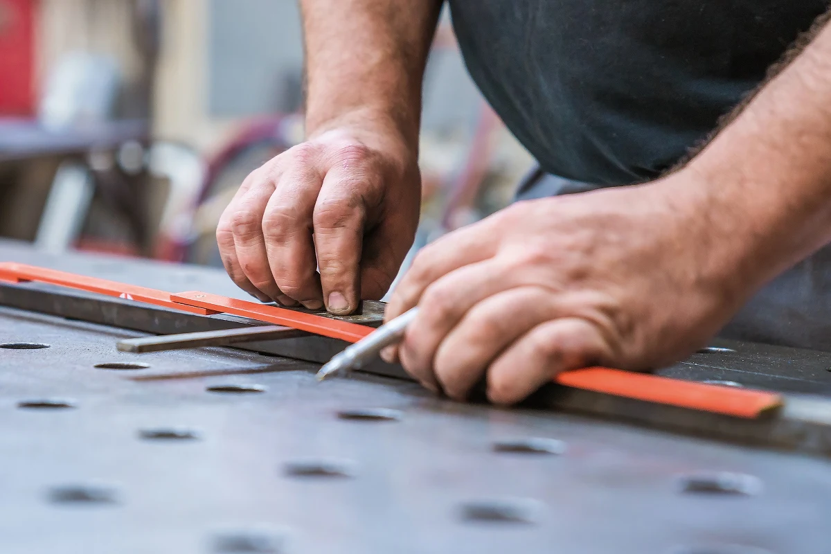 Rządowa propozycja wzrostu płacy minimalnej o 200 zł do kwoty 2800 zł to zdecydowanie za mało. Nasza propozycja to 3100 zł – oświadczył wiceprzewodniczący Ogólnopolskiego Porozumienia Związków Zawodowych Piotr Ostrowski. Z kolei według Pracodawców RP i Konfederacji Lewiatan płaca minimalna w 2021 roku powinna wynosić 2600 zł, czyli tyle ile w tym roku. "Taki poziom jest bezpieczny dla utrzymania miejsc pracy i szybkiego wychodzenia z kryzysu" - oceniają Pracodawcy RP.