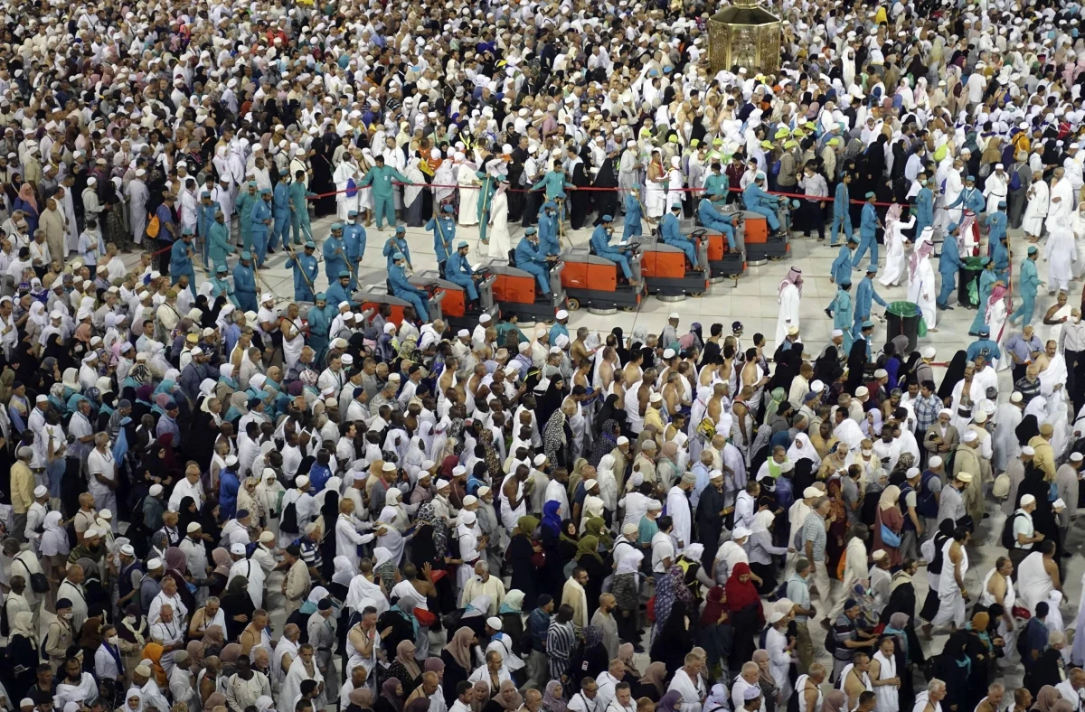 Pielgrzymi zebrali się w Mekce w Arabii Saudyjskiej, aby odbyć hadżdż, czyli doroczną pielgrzymkę muzułmańską. Z powodu pandemii koronawirusa jej skala i zasady zostały drastycznie zmienione przez władze, po raz pierwszy w niemal 90-letniej historii kraju.