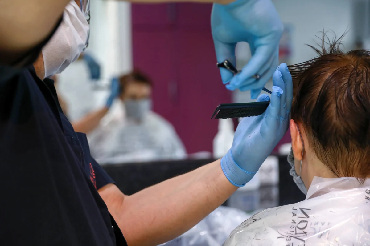 W Warszawie odkryto nowe ognisko koronawirusa. Jest to jeden z salonów fryzjerskich. "Trwa dochodzenie epidemiologiczne" - poinformowała portal tvnwarszawa.pl Joanna Narożniak, rzeczniczka prasowa Mazowieckiego Państwowego Wojewódzkiego Inspektora Sanitarnego.