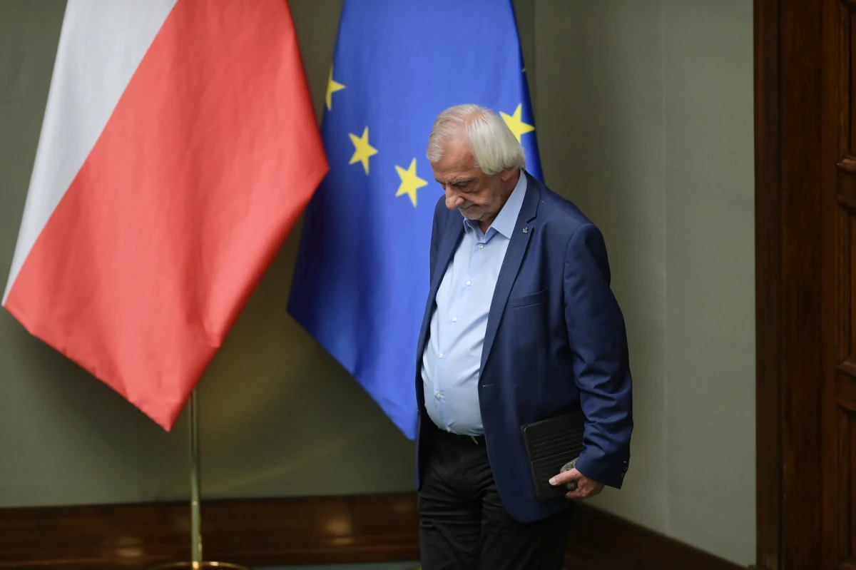 Rząd będzie znacznie mniejszy. Przy dwunastu resortach nie jest możliwe, żeby mniejsze partie miały więcej niż jedno ministerstwo - powiedział w środę szef klubu PiS Ryszard Terlecki. Zaznaczył jednocześnie, że "póki co mamy do czynienia jedynie z przymiarkami". 
