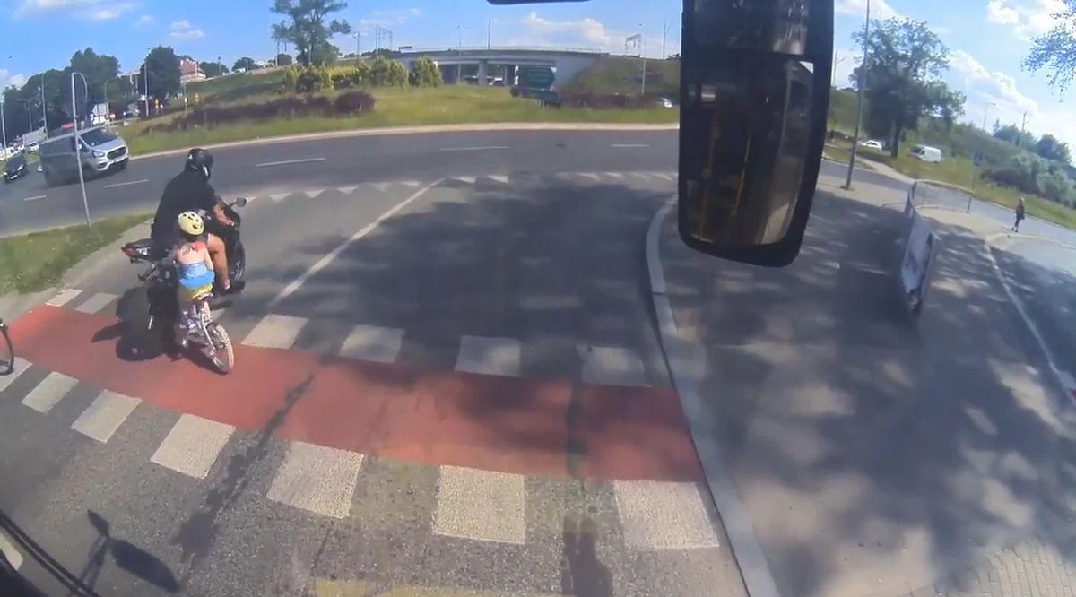 Policjanci z Olsztyna ustalili personalia motocyklisty, który pod koniec czerwca potrącił przejeżdżającą przez skrzyżowanie 6-letnią dziewczynkę i odjechał z miejsca zdarzenia. W szukanie motocyklisty zaangażowali się internauci, dzięki którym udało się ustalić jego personalia.