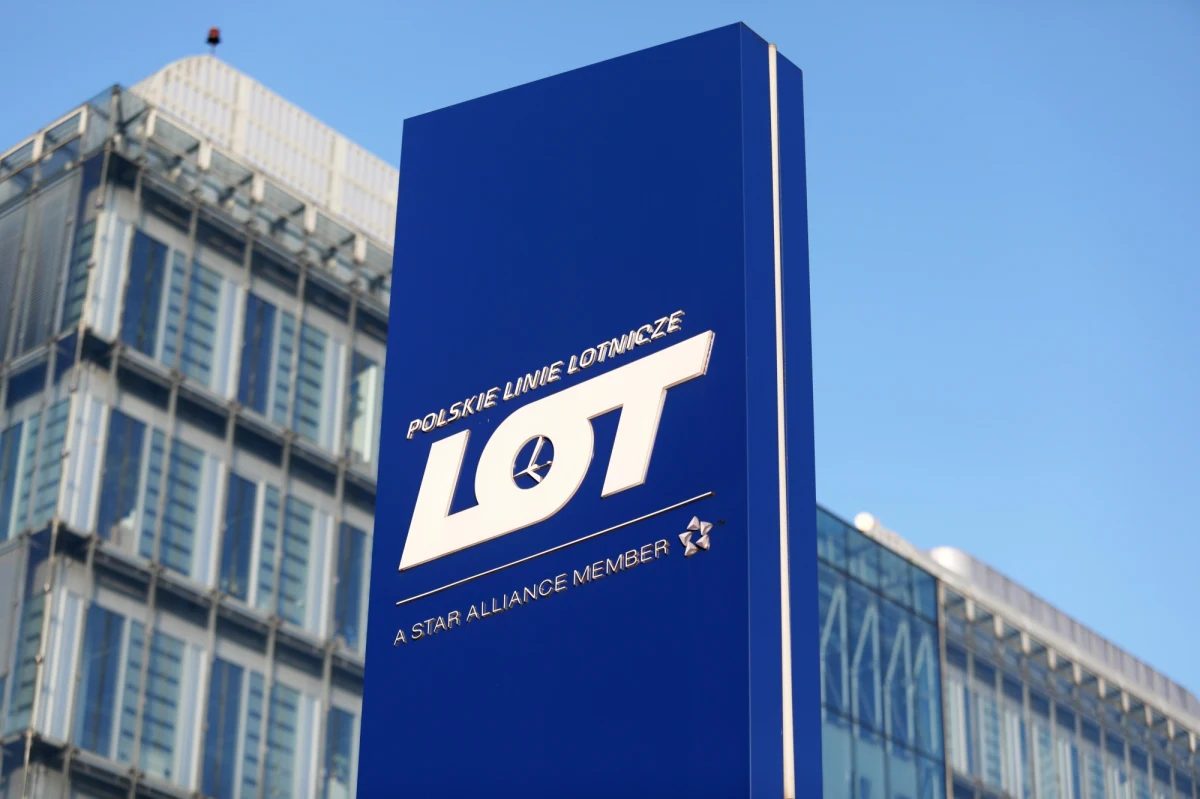 U kilku pracowników biurowych PLL LOT wykryto zakażenia koronawirusem. Według komunikatu wydanego przez przewoźnika, wśród zakażonych są osoby przechodzące chorobę bezobjawowo. "Osoby te zostały objęte opieką medyczną, a wszyscy pracownicy siedziby spółki zostali profilaktycznie skierowani na badania przesiewowe - podkreślają przedstawiciele LOT. 

