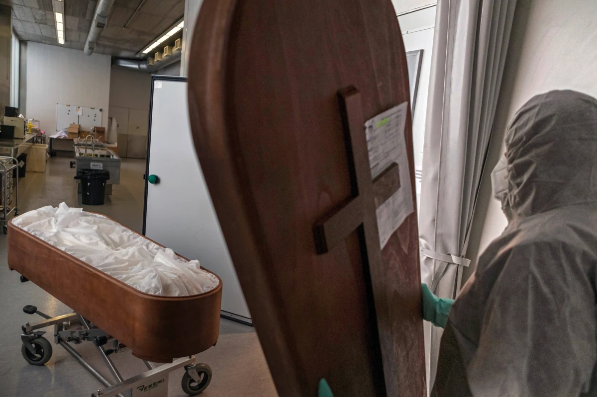 "Niech negacjoniści Covid-19 przyjdą na nasz cmentarz, może coś zrozumieją" - tak burmistrz Codogno w Lombardii, gdzie było pierwsze ognisko koronawirusa we Włoszech, odniósł się do spotkania z Senacie, którego uczestnicy umniejszali wymiary i skutki epidemii.