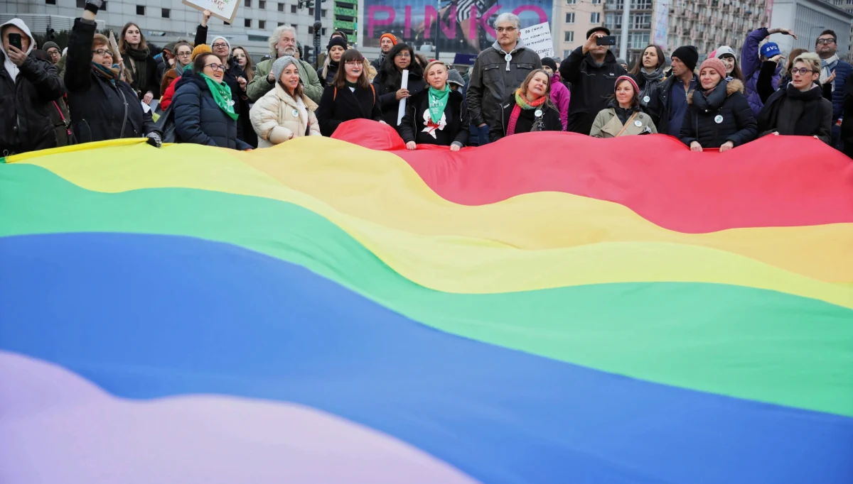Małopolski Tuchów i Nowy Sącz prawdopodobnie stracą pieniądze z Unii Europejskiej przez uchwały ws. "stref wolnych od LGBT" - dowiedział się dziennikarz RMF FM. Wcześniej unijna komisarz ds. równości Helena Dalli poinformowała, że odrzucono sześć wniosków o środki na projekty w ramach unijnego programu "Partnerstwo miast". Nie chciano jednak podawać szczegółów.