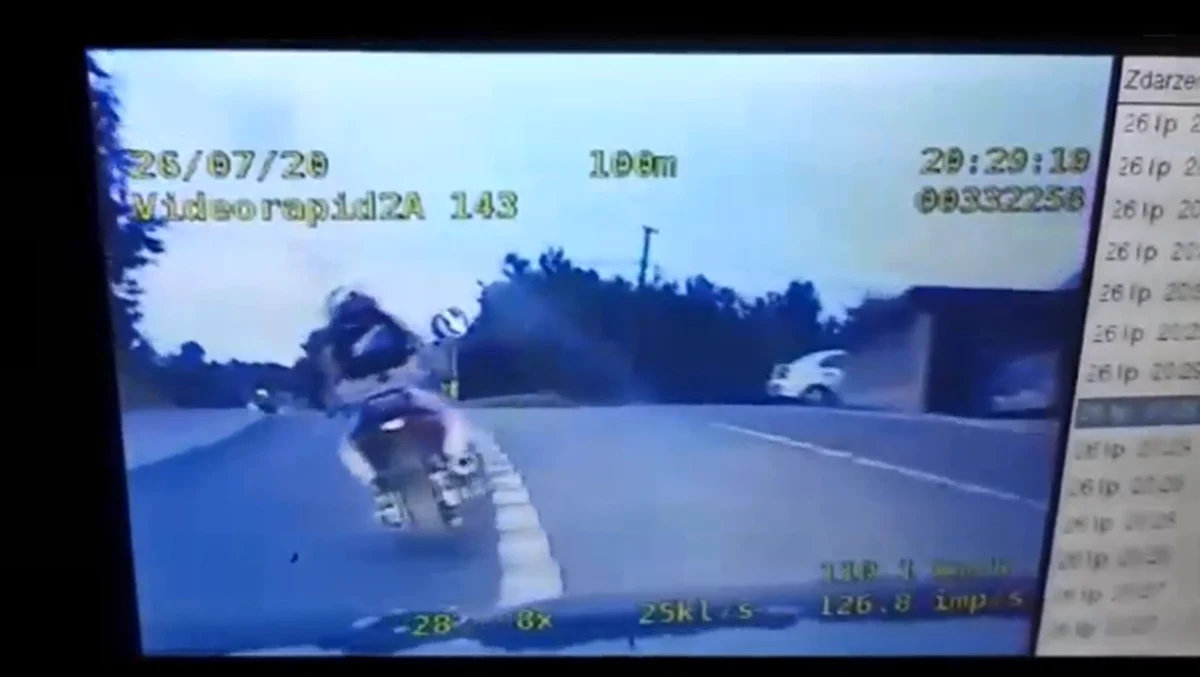 Kierowcę motocykla, który nie zatrzymał się do kontroli, zatrzymali policjanci z tarnowskiej drogówki. Udało się to dopiero po kilkunastominutowym pościgu i blokadzie drogi. Jak się okazało, za kierownicą siedział 17-latek, w dodatku bez uprawnień.