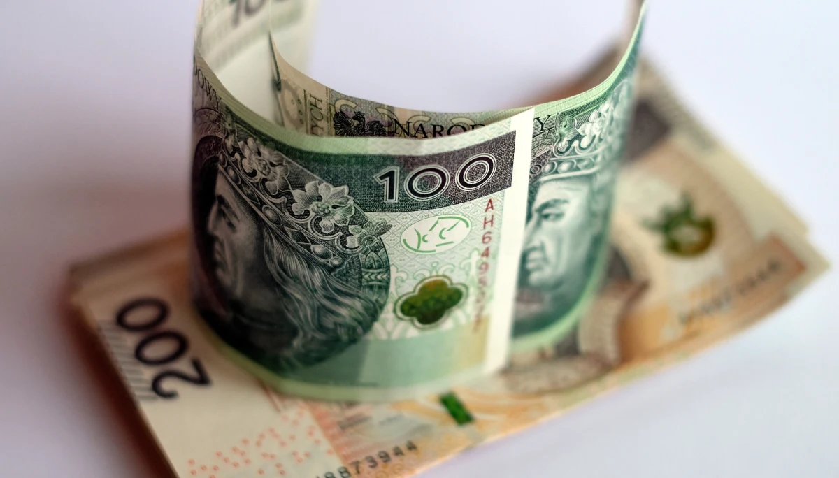 ​Po przyszłorocznej podwyżce płacy minimalnej najniższe wynagrodzenie w Polsce będzie stanowiło 53,2 proc. przewidywanej średniej płacy w gospodarce - informuje "Business Insider". Jak zauważa portal, będzie to ciekawy eksperyment ekonomiczny rządu Prawa i Sprawiedliwości, bowiem według OECD tylko Kolumbia ma wyższy wskaźnik.