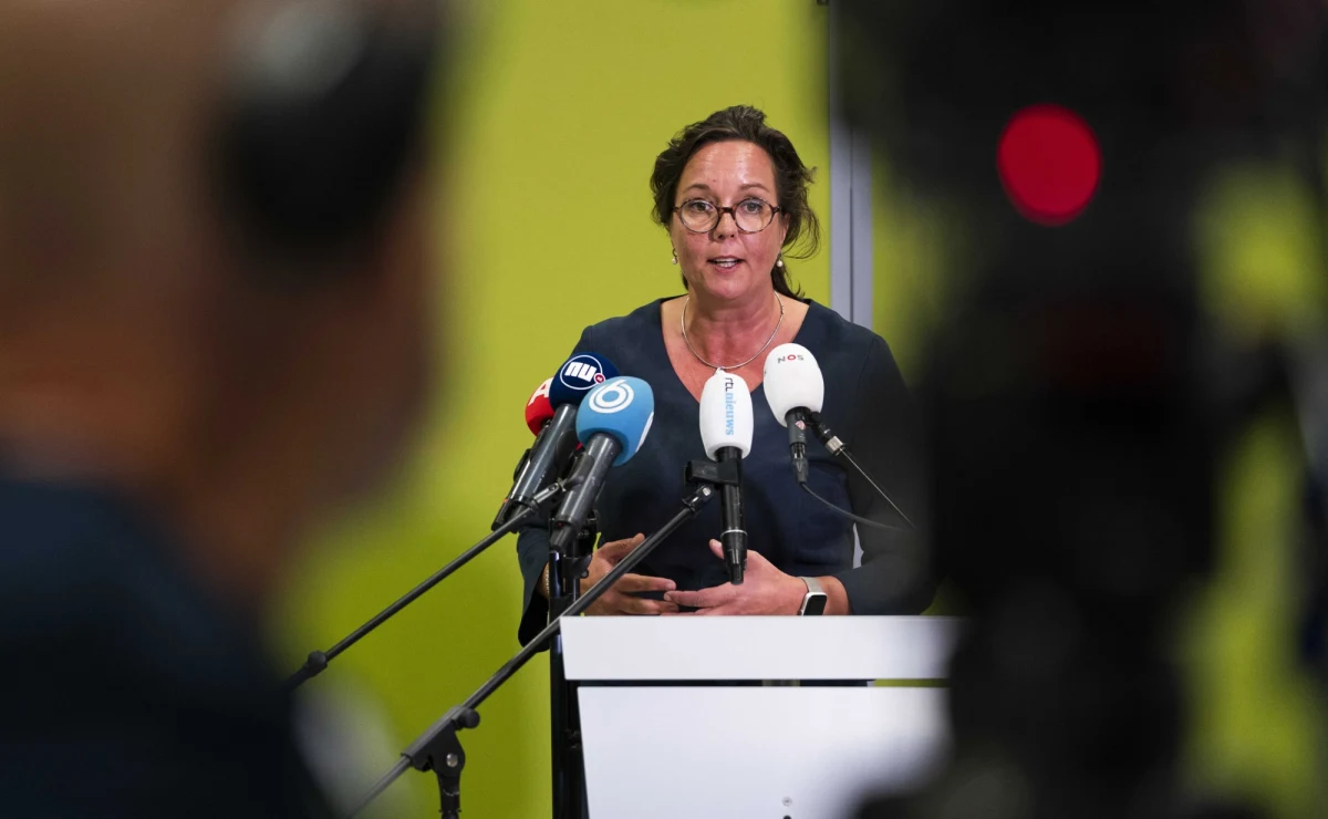 Holenderski rząd poinformował, że nie będzie zalecał obywatelom noszenia maseczek w przestrzeni publicznej, by spowolnić rozprzestrzenianie się koronawirusa, gdyż uważa, że ich skuteczność nie została udowodniona. Decyzja została ogłoszona przez minister ds. Opieki Medycznej Tamarę van Ark po przeglądzie dokonanym przez Krajowy Instytut Zdrowia.