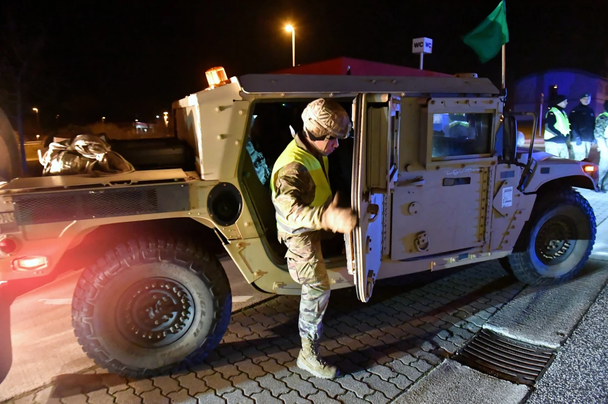 Pentagon rozpoczyna akcję przenoszenia amerykańskich żołnierzy z Niemiec do innych państw NATO. Ponad pięć i pół tysiąca wojskowych przyjedzie m.in. do Belgii - gdzie zostanie rozlokowane Dowództwo Europejskie Stanów Zjednoczonych oraz do Włoch, gdzie zostaną rozmieszczone myśliwce F-16. Szef Pentagonu Mark Esper zapowiedział też wzmocnienie obecności wojskowej w regionie Morza Czarnego. 