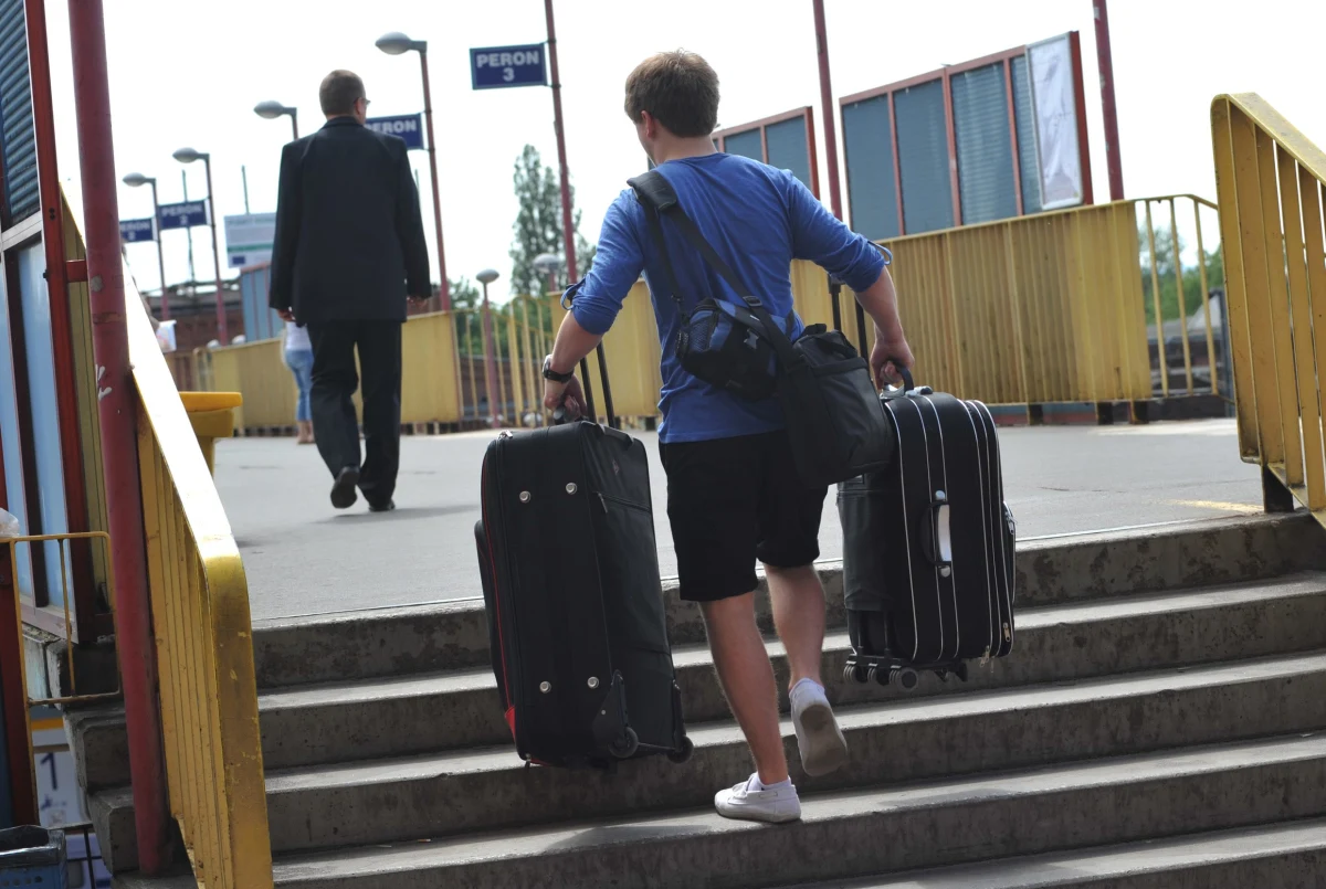 Wyjazdu wakacyjnego nie planuje 58 proc. Polaków, a 32 proc. wybierających się na urlop, zamierza spędzić go w kraju - wynika z badania nastrojów gospodarstw domowych Polskiego Funduszu Rozwoju i Polskiego Instytutu Ekonomicznego (PIE).

