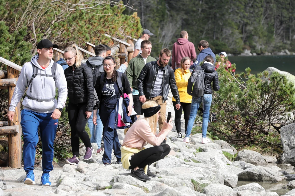 Internetowa sprzedaż biletów parkingowych miała rozładować korki tworzące się na drodze do Morskiego Oka. Korki jednak nie zniknęły, ponieważ część turystów próbuje dostać się na miejsce bez biletu. 