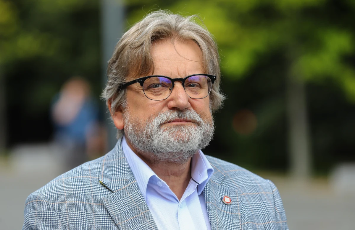 "Mamy stosunkowo mały przyrost zachorowań, zapadalność jest mniej więcej na średniej europejskiej. Wiele krajów ma istotnie większą zapadalność, kilkakrotnie większą. Mamy w tej chwili 14 przypadków na 100 tys. osób" - mówił w TVN 24 Główny Inspektor Sanitarny Jarosław Pinkas, odnosząc się do walki z koronawirusem w Polsce. Ocenił też, że szczepionka na COVID-19 będzie później, niż się wszystkim wydaje. "Myślę, że to będzie przyszły rok, połowa przyszłego roku" - stwierdził. 