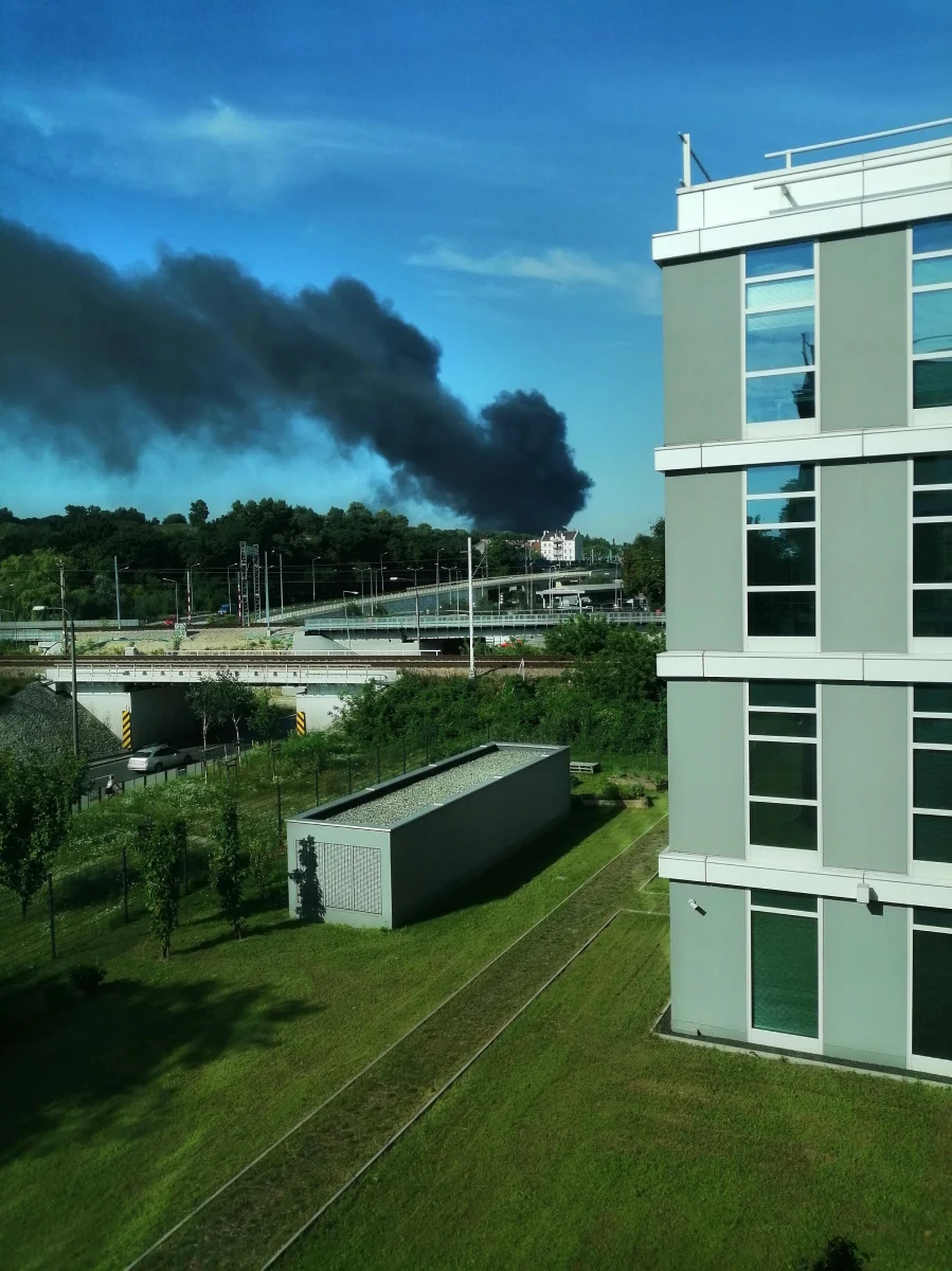 W czwartek rano nad częścią Krakowa pojawiły się kłęby czarnego dymu. Na Gorącą Linię RMF FM informowaliście o pożarze materiałów budowlanych. Doszło do niego w rejonie ulic Wadowickiej i Bonarki na terenie powstającego biurowca. 