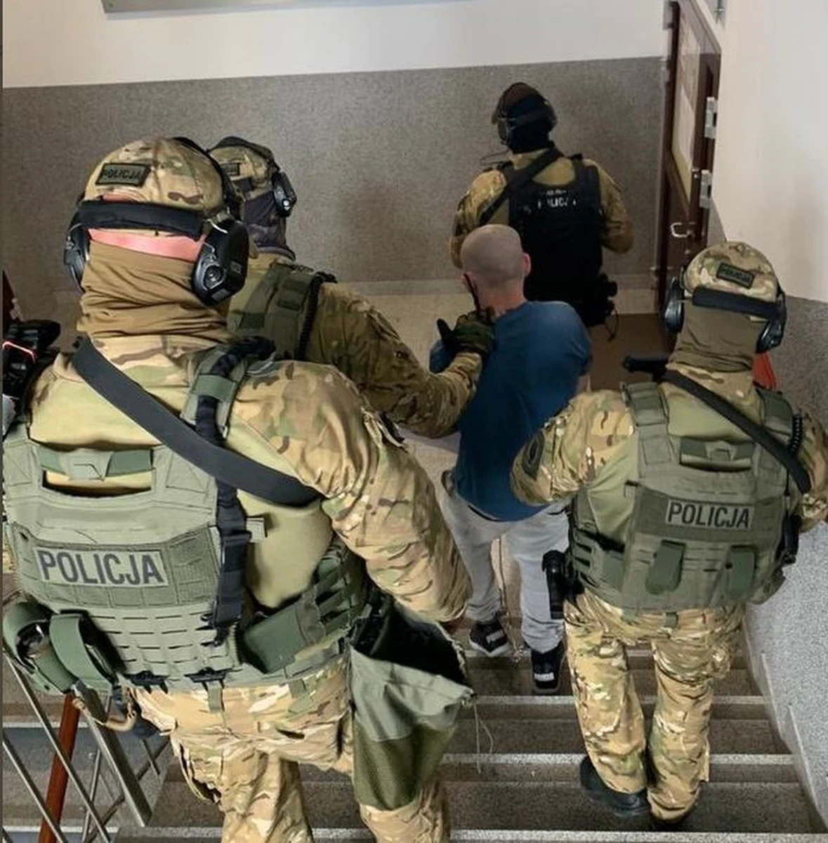 Zarzut zabójstwa ojczyma usłyszał mężczyzna, który wcześniej został zatrzymany ws. rozboju. Policjanci z poznańskiego "Archiwum X" odnaleźli pamiętnik, w którym Grzegorz L. opisał morderstwo. 