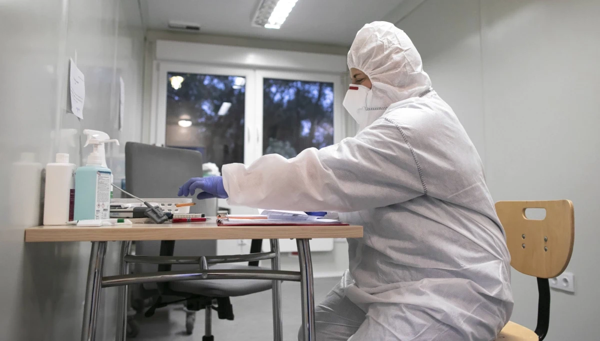 Druga fala epidemii może pojawić się w Polsce nie w związku z jesienną falą przeziębień i zachorowań, ale znacznie wcześniej, na skutek lekceważenia podstawowych zasad bezpieczeństwa epidemicznego. Tak brzmi przyjęte dziś ostrzeżenie Naczelnej Rady Lekarskiej. Medycy apelują o zachowanie dystansu społecznego oraz noszenia maseczek.