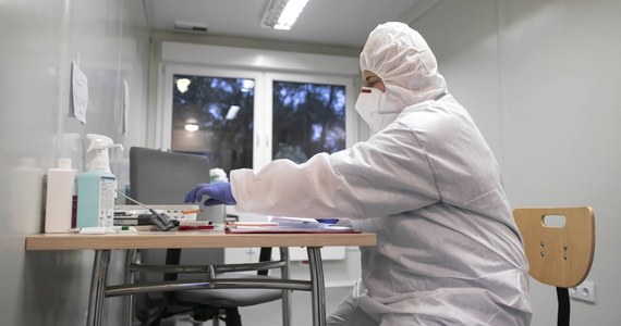 Druga fala epidemii może pojawić się w Polsce nie w związku z jesienną falą przeziębień i zachorowań, ale znacznie wcześniej, na skutek lekceważenia podstawowych zasad bezpieczeństwa epidemicznego. Tak brzmi przyjęte dziś ostrzeżenie Naczelnej Rady Lekarskiej. Medycy apelują o zachowanie dystansu społecznego oraz noszenia maseczek.