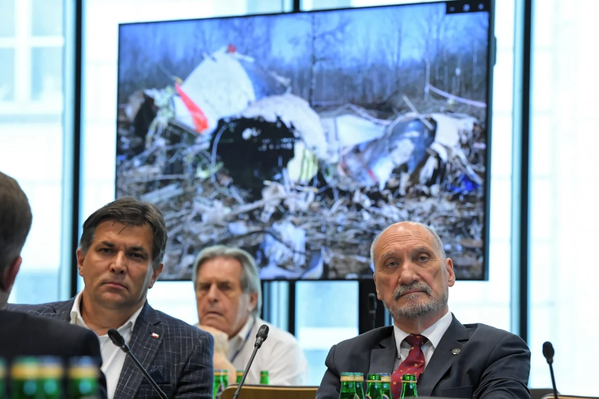 O dwóch wybuchach - na lewym skrzydle i w centropłacie tupolewa - mówi główna teza sprawozdania z prac kierowanej przez Antoniego Macierewicza podkomisji, badającej okoliczności katastrofy smoleńskiej. Sprawozdanie zaprezentowane zostało - w formie materiału filmowego - na posiedzeniu sejmowej Komisji Obrony Narodowej. W trakcie spotkania doszło do ostrej wymiany zdań - i zarzutów - między Macierewiczem a Maciejem Laskiem, członkiem pierwszej komisji, która badała przyczyny katastrofy, a obecnie posłem opozycji. Były szef MON zarzucił Laskowi m.in., że "fałszował materiał dowodowy, (…) oszukiwał społeczeństwo", Lasek z kolei nie zostawił suchej nitki na "amatorach bez doświadczenia" z podkomisji, a samego Macierewicza oskarżył m.in. o to, że od lat świadomie wprowadza Polaków w błąd.