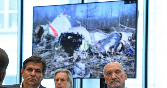 O dwóch wybuchach - na lewym skrzydle i w centropłacie tupolewa - mówi główna teza sprawozdania z prac kierowanej przez Antoniego Macierewicza podkomisji, badającej okoliczności katastrofy smoleńskiej. Sprawozdanie zaprezentowane zostało - w formie materiału filmowego - na posiedzeniu sejmowej Komisji Obrony Narodowej. W trakcie spotkania doszło do ostrej wymiany zdań - i zarzutów - między Macierewiczem a Maciejem Laskiem, członkiem pierwszej komisji, która badała przyczyny katastrofy, a obecnie posłem opozycji. Były szef MON zarzucił Laskowi m.in., że "fałszował materiał dowodowy, (…) oszukiwał społeczeństwo", Lasek z kolei nie zostawił suchej nitki na "amatorach bez doświadczenia" z podkomisji, a samego Macierewicza oskarżył m.in. o to, że od lat świadomie wprowadza Polaków w błąd.