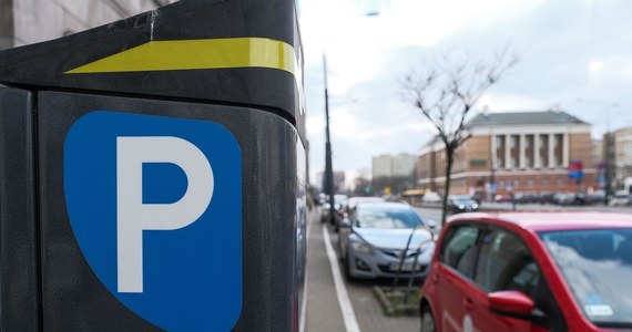W stolicy kara za brak opłaty za parkowanie zostanie podniesiona z 50 do 250 złotych. Dotyczy to Strefy Płatnego Parkowania Niestrzeżonego. Tak zdecydowali stołeczni radni.