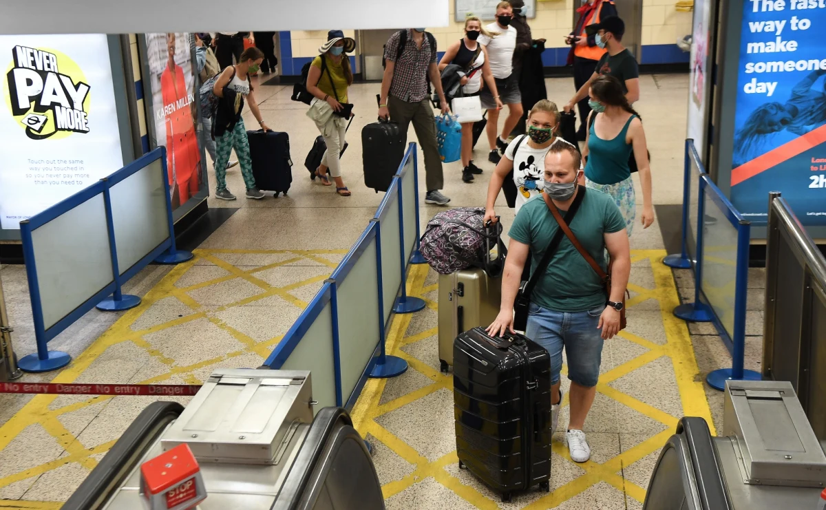 Brytyjski rząd przywrócił obowiązek 14-dniowej kwarantanny dla przyjeżdżających z Luksemburga. Wprowadził też zakaz spotykania się przez osoby z różnych gospodarstw domowych w zamkniętych pomieszczeniach w kilku miastach na północy Anglii.