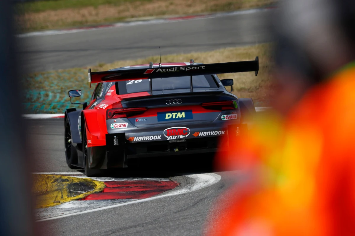 9 wyścigów w 3 krajach na 6 torach. Wyrafinowane 600-konne konstrukcje, które mogą generować dodatkową moc i przyspieszać do setki w mniej niż 3 sekundy. Doświadczeni kierowcy rozwijający prędkości sięgające ponad 300 kilometrów na godzinę. Tak będzie wyglądała seria DTM, w której już w sobotę zadebiutuje Robert Kubica. Polak przechodzi do tej serii prosto po powrocie do Formuły 1. Co ciekawe, kierowcy, którzy poskromili królową motorsportu, przeważnie nie potrafili doprowadzić do perfekcji jazdy autem w serii DTM. Przed takim zadaniem staje teraz polski kierowca. Jakie trudności przed nim? Co będzie musiał zmienić? Czy poradzi sobie z DTM-owskim pociskiem. O tym wszystkim Paweł Pawłowski rozmawiał z ekspertem telewizji Polsat Sport i Eleven Sport – Andrzejem Borowczykiem.