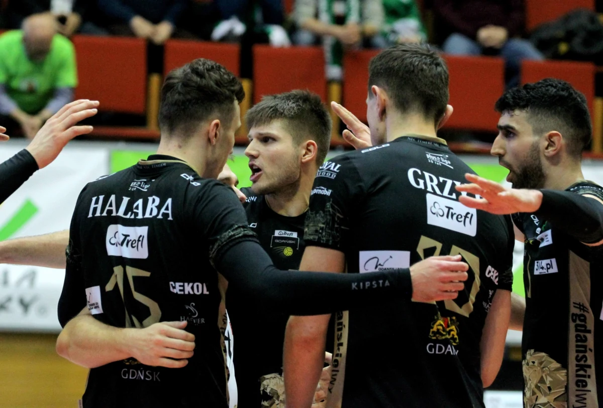 Największe ognisko zakażenia koronawirusem w polskim sporcie pojawiło się w gdańskim Treflu. Zakażenie SARS-CoV-2 potwierdzono u 11 siatkarzy tej drużyny i trzech członków sztabu szkoleniowego. Zachorowanie potwierdzono również u partnerek gdańskich siatkarzy. Nie ma co ukrywać, że sytuacja nas zaskoczyła - przyznała Justyna Gdowska, rzecznik prasowy klubu, w rozmowie z Onet Sport.