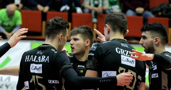 Największe ognisko zakażenia koronawirusem w polskim sporcie pojawiło się w gdańskim Treflu. Zakażenie SARS-CoV-2 potwierdzono u 11 siatkarzy tej drużyny i trzech członków sztabu szkoleniowego. Zachorowanie potwierdzono również u partnerek gdańskich siatkarzy. Nie ma co ukrywać, że sytuacja nas zaskoczyła - przyznała Justyna Gdowska, rzecznik prasowy klubu, w rozmowie z Onet Sport.