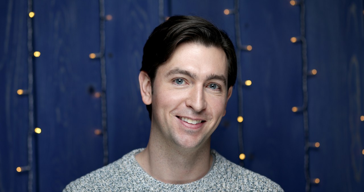 Nicholas Braun, który w popularnym serialu HBO "Sukcesja" wciela się w postać Grega, opublikował właśnie punkową piosenkę "Antibodies". Inspiracją do jej napisania jest pandemia COVID-19. Historia tego utworu sięga maja tego roku.