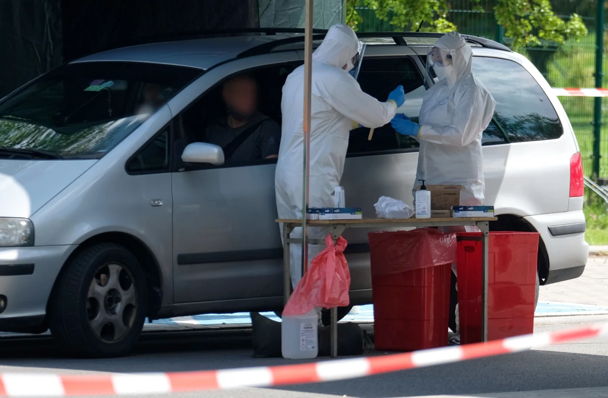 Do 965 wzrosła liczba górników zmagających się z koronawirusem. W piątek trzy spółki węglowe poinformowały łącznie o 64 nowych przypadkach zakażenia SARS-CoV-2 wśród pracowników - najwięcej w Polskiej Grupie Górniczej, gdzie choruje 651 osób z 2 tys. 567 zarażonych od początku epidemii.