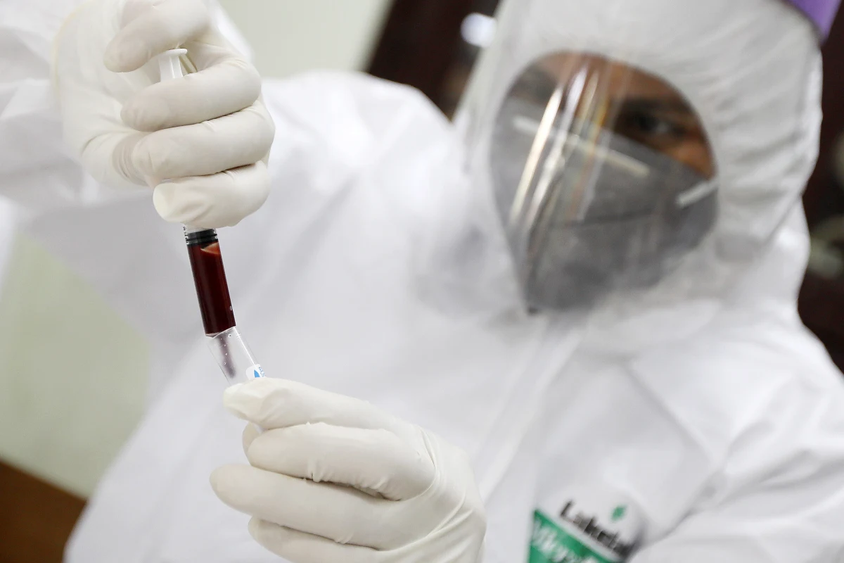 Jeżeli nadal będziemy obserwowali, że ludzie nie stosują się do obowiązujących obostrzeń, to możliwa jest bardziej kategoryczna egzekucja - większe, bardziej odczuwalne kwoty mandatów - zapowiedział rzecznik Ministerstwa Zdrowia Wojciech Andrusiewicz.