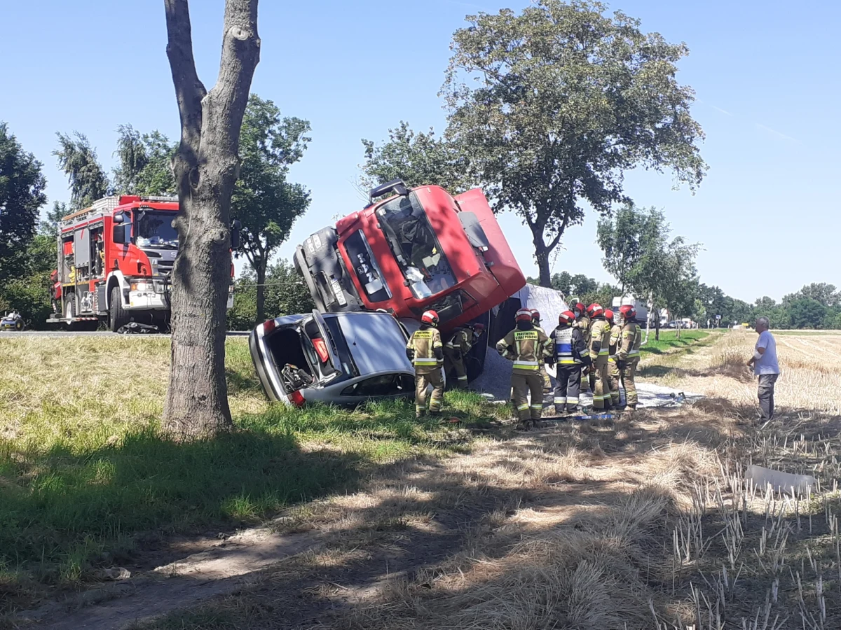 Dwie osoby zostały ranne w wypadku na DK 94 w Pawłowie między Opolem i Brzegiem na Opolszczyźnie. Ciężarówka przewróciła się tam na samochód osobowy - trasa jest zablokowana. 