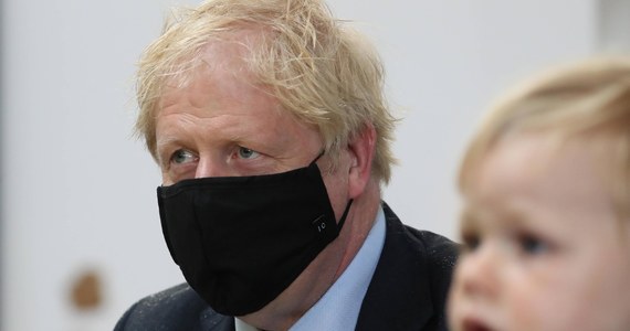 Zaplanowane na sobotę dalsze luzowanie restrykcji, wprowadzonych z powodu koronawirusa, zostaje przesunięte o co najmniej dwa tygodnie - ogłosił w piątek brytyjski premier Boris Johnson. Zapowiedział też rozszerzenie obowiązku zasłaniania twarzy na kolejne miejsca.