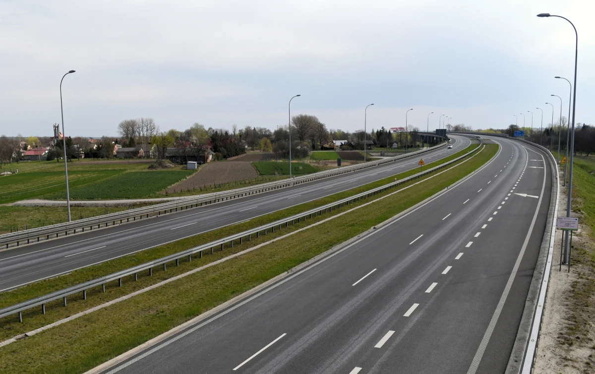 Wzrost kosztów związanych z utrzymaniem autostrady i jej rozwojem - taki powód planowanej podwyżki za przejazd A4 na odcinku Katowice-Kraków podaje Stalexport Autostrada Małopolska SA. Od 1 października stawka dla samochodów osobowych miałaby wzrosnąć z 10 do 12 złotych na każdej bramce. 