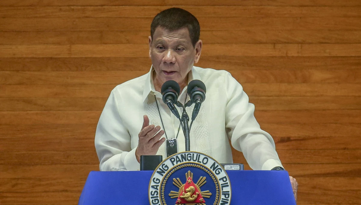 Prezydent Filipin Rodrigo Duterte powiedział obywatelom, że powinni używać benzyny jako środka do dezynfekcji masek ochronnych. Podkreślił, że jego rada nie jest żartem. Eksperci przestrzegają przed postępowaniem zgodnie ze wskazówkami prezydenta - poinformowała agencja Reutera. 