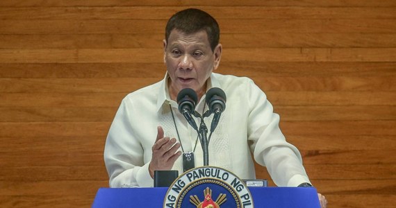 Prezydent Filipin Rodrigo Duterte powiedział obywatelom, że powinni używać benzyny jako środka do dezynfekcji masek ochronnych. Podkreślił, że jego rada nie jest żartem. Eksperci przestrzegają przed postępowaniem zgodnie ze wskazówkami prezydenta - poinformowała agencja Reutera. 