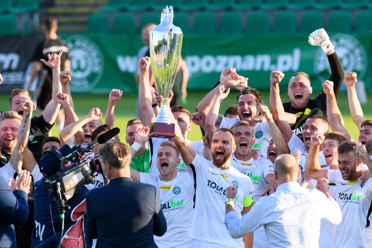 Po 25 latach Warta Poznań wraca do Ekstraklasy! W finale pierwszoligowego barażu wielkopolska ekipa pokonała Radomiaka Radom 2:0. O zwycięstwie - a więc i awansie na najwyższy szczebel piłkarskich rozgrywek - zdecydowały dwa rzuty karne: obydwa podyktowane po wideoweryfikacji.